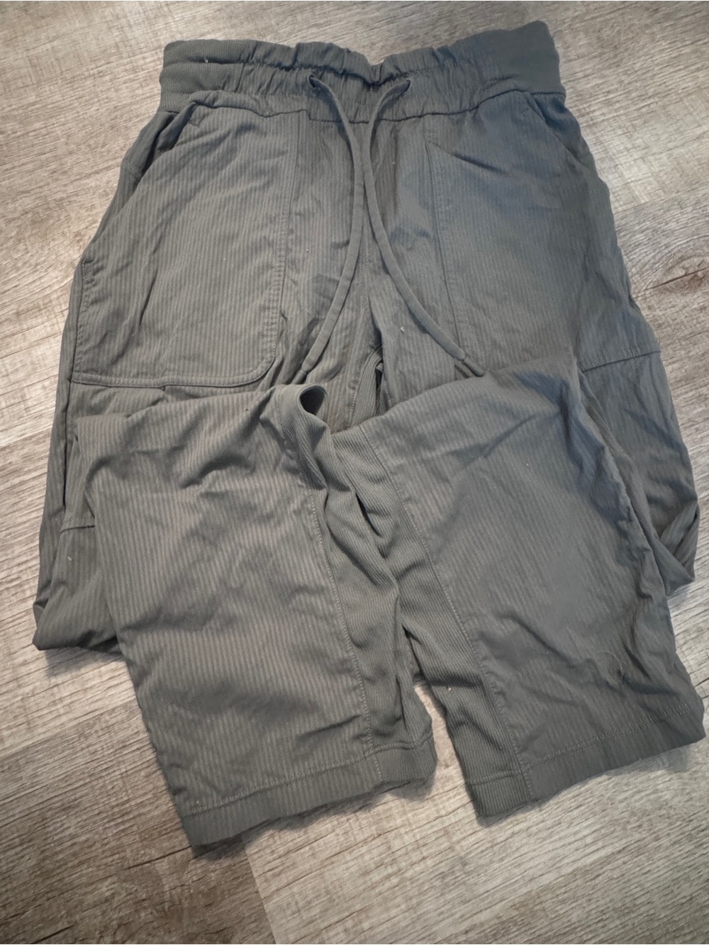 Size 2 Like NEW lululemon athletica Olive Green Ribbed Cropped Pants